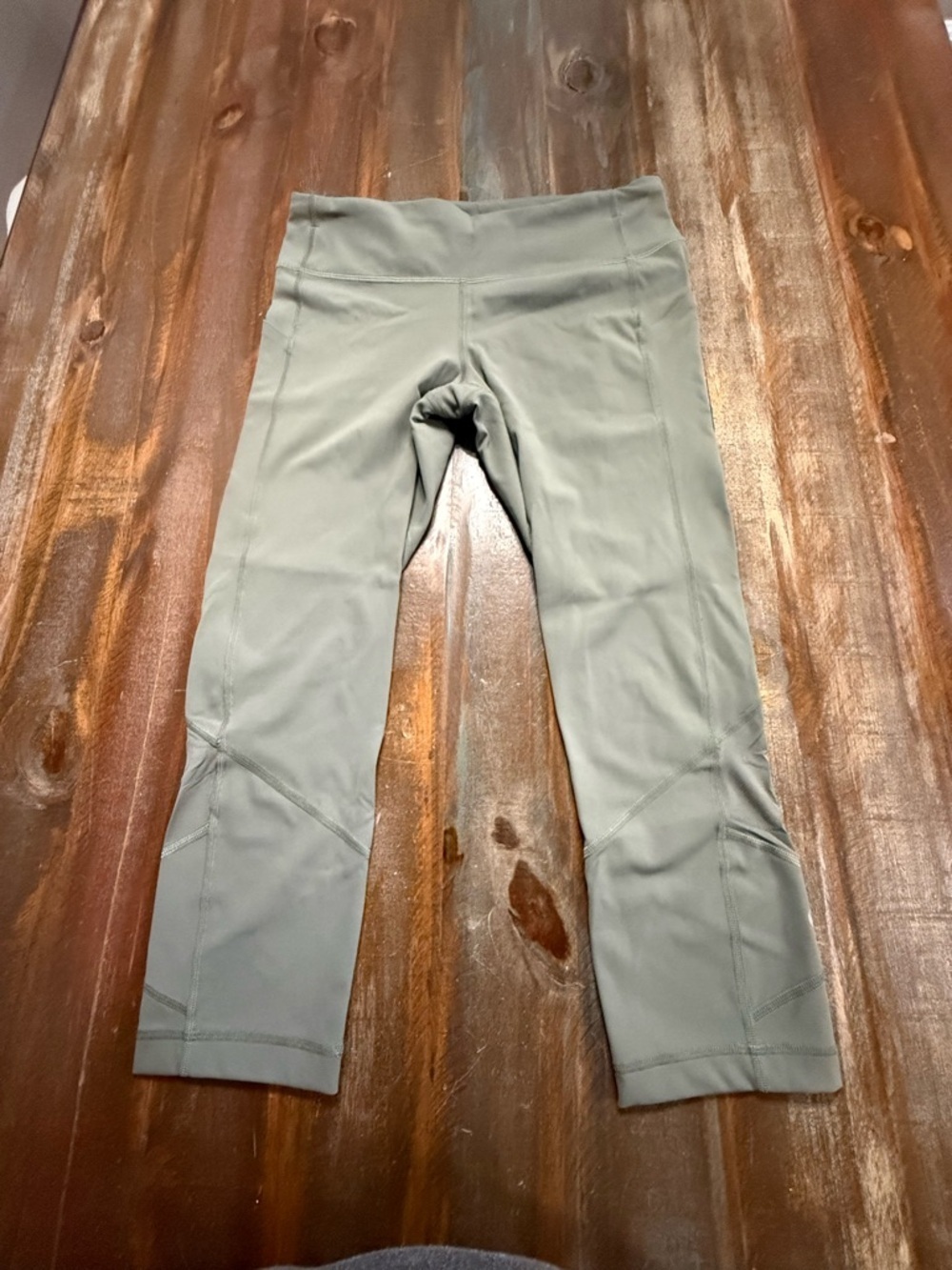 Lululemon Women’s Size 8 Olive Green High Rise Cropped Leggings EUC - Picture 1 of 5